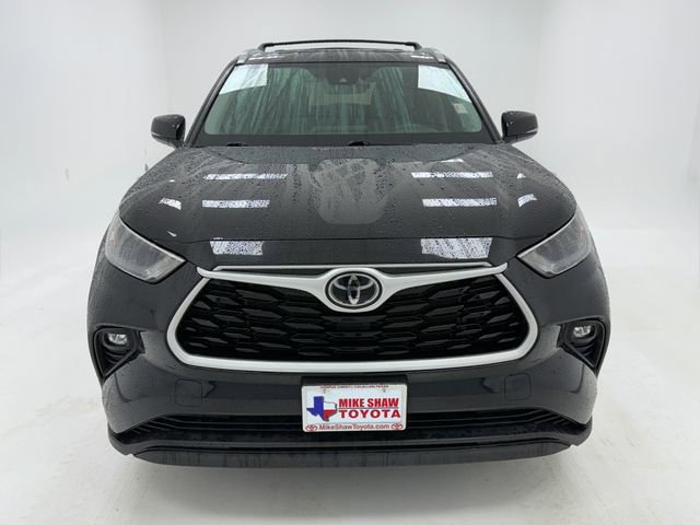 Used 2023 Toyota Highlander XLE FWD image 3