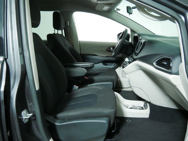 Used 2022 Chrysler Voyager LX FWD image 12