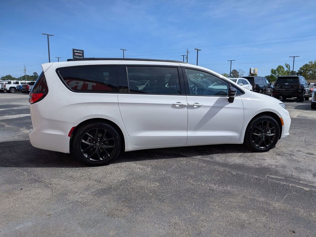 Used 2025 Chrysler Pacifica Limited image 5