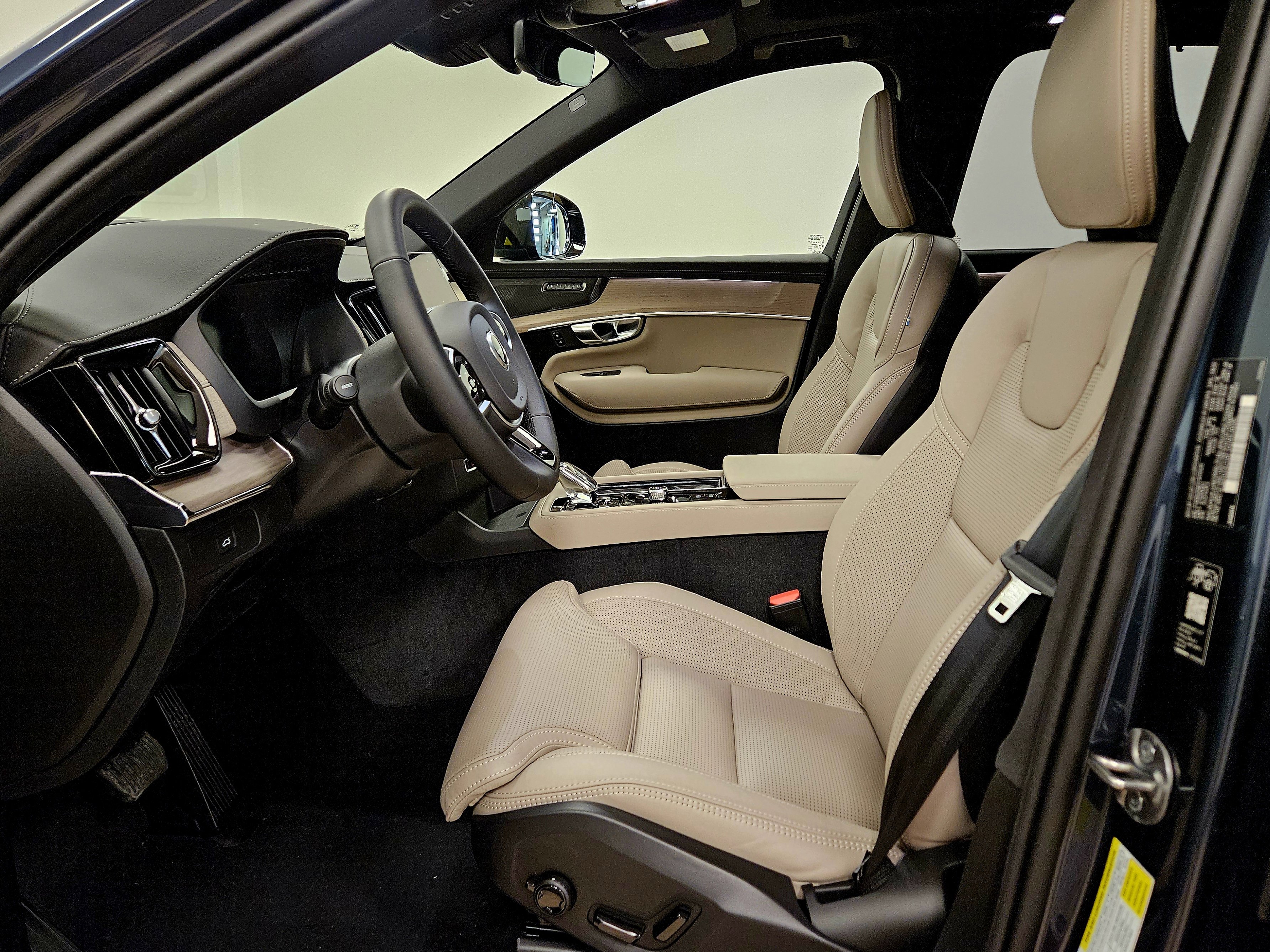 New 2026 Volvo XC90 B6 Ultra w/ Protection Package image 10