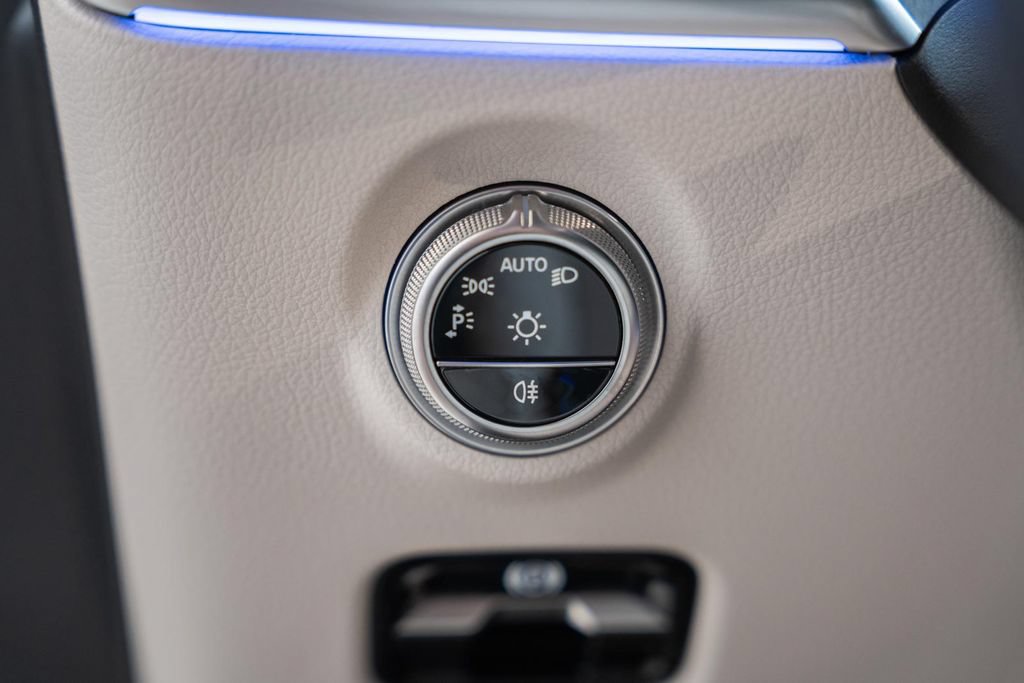 Used 2025 Mercedes-Benz C 300 4MATIC Sedan image 47