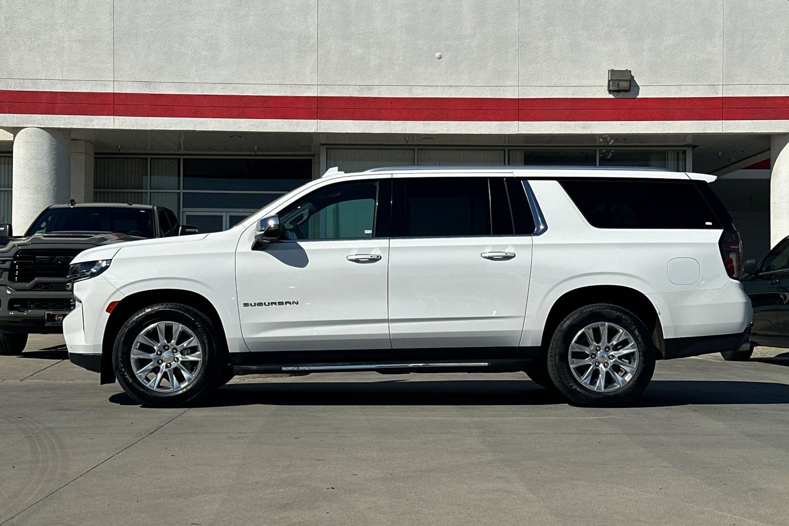 Used 2023 Chevrolet Suburban Premier image 3