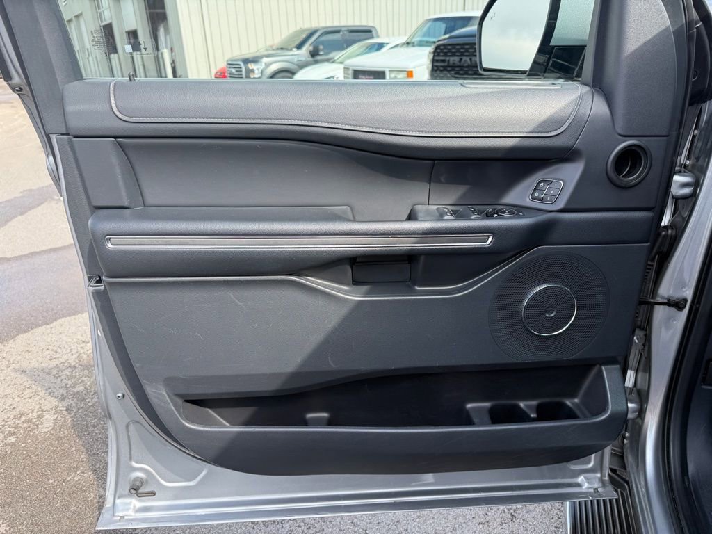 Used 2023 Ford Expedition Max XLT image 9