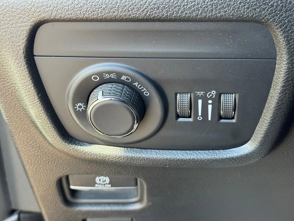 Used 2024 Jeep Grand Cherokee Laredo image 21