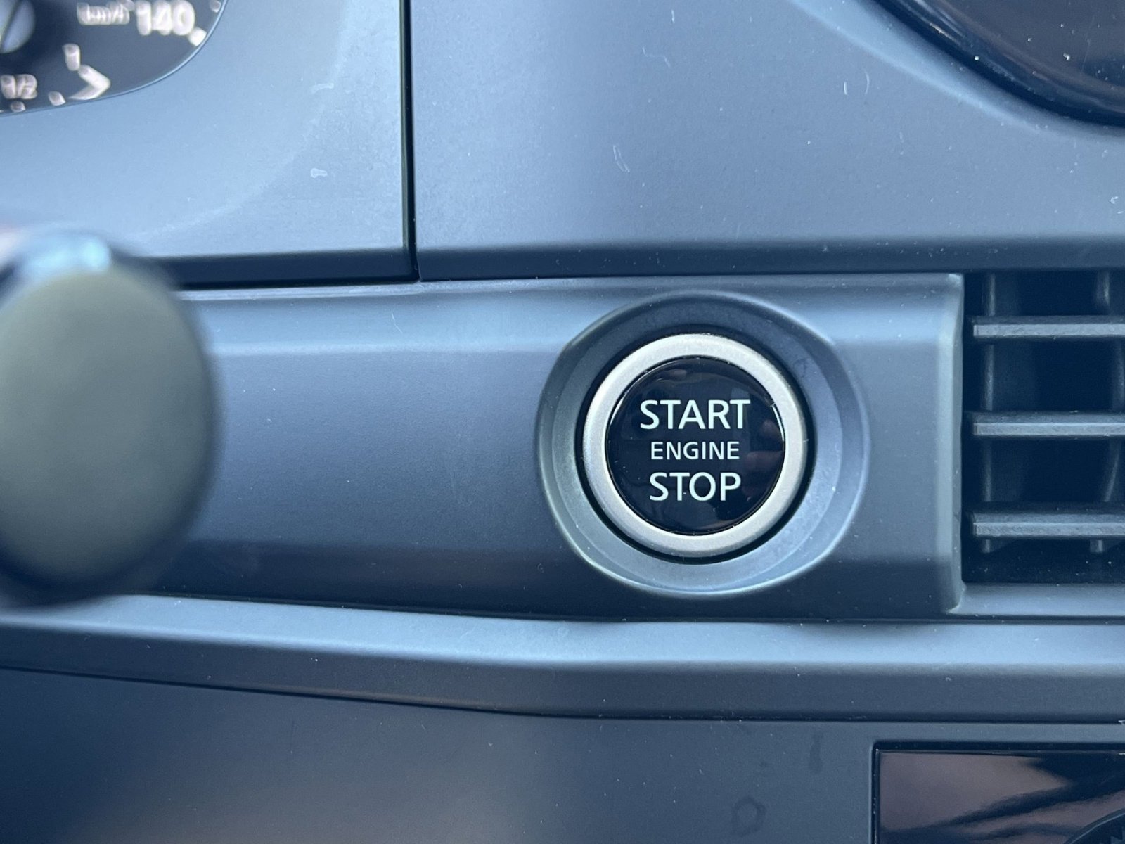 Used 2024 Nissan Pathfinder S image 26