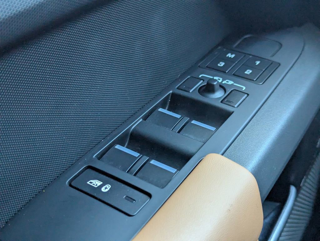 Used 2023 Land Rover Defender 130 X image 22