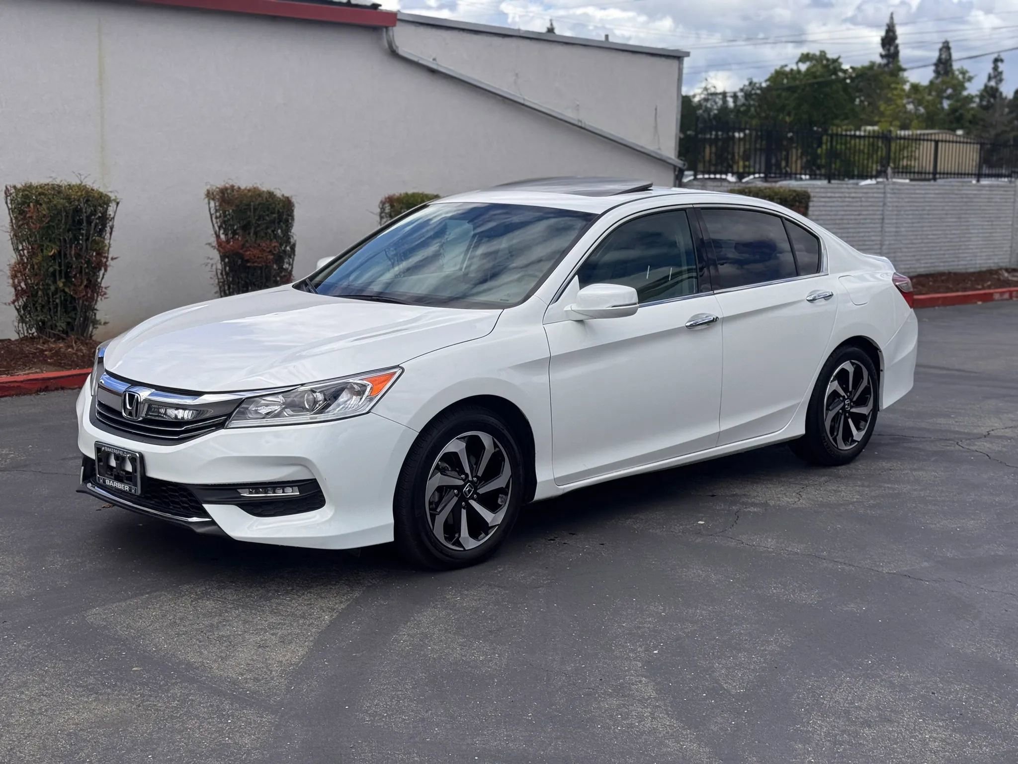Used 2017 Honda Accord EX-L image 2