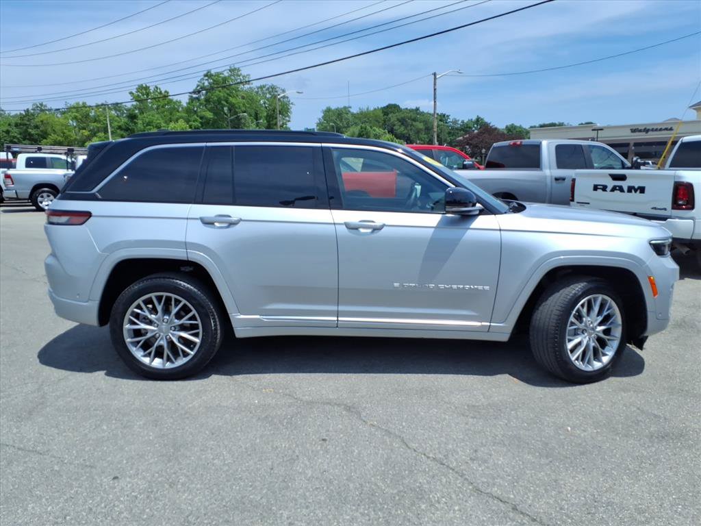 Used 2025 Jeep Grand Cherokee Summit AWD/4WD image 3