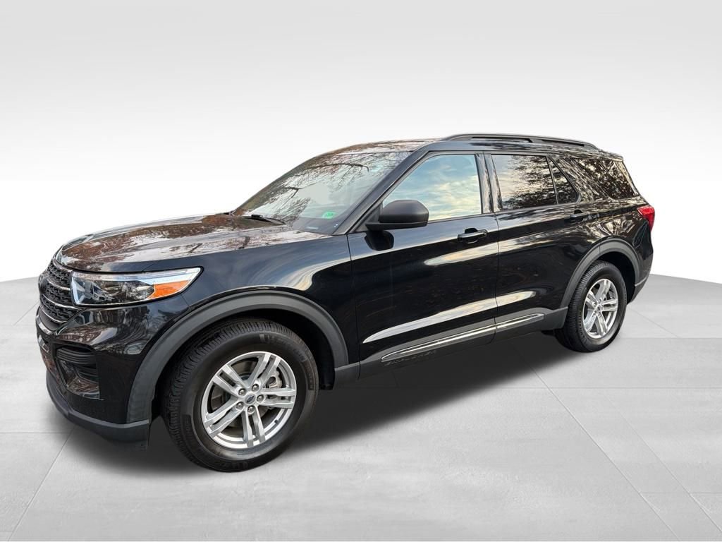 Used 2022 Ford Explorer XLT image 2