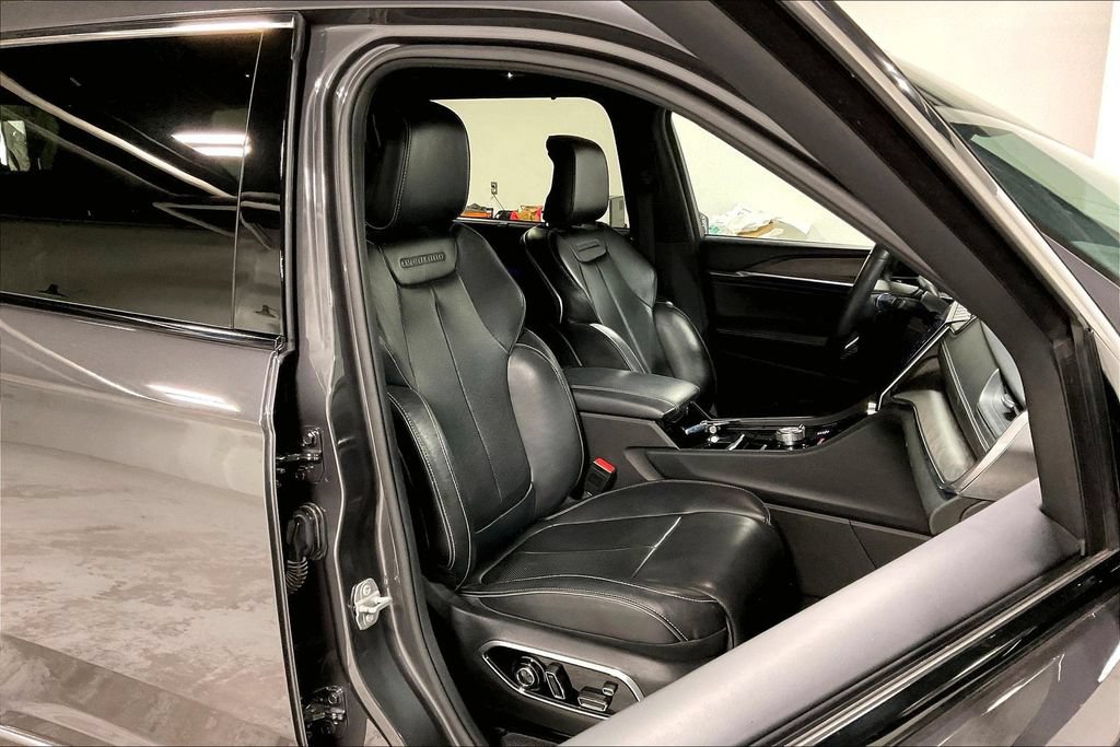 Used 2021 Jeep Grand Cherokee L Overland w/ Luxury Tech Group IV AWD/4WD image 9