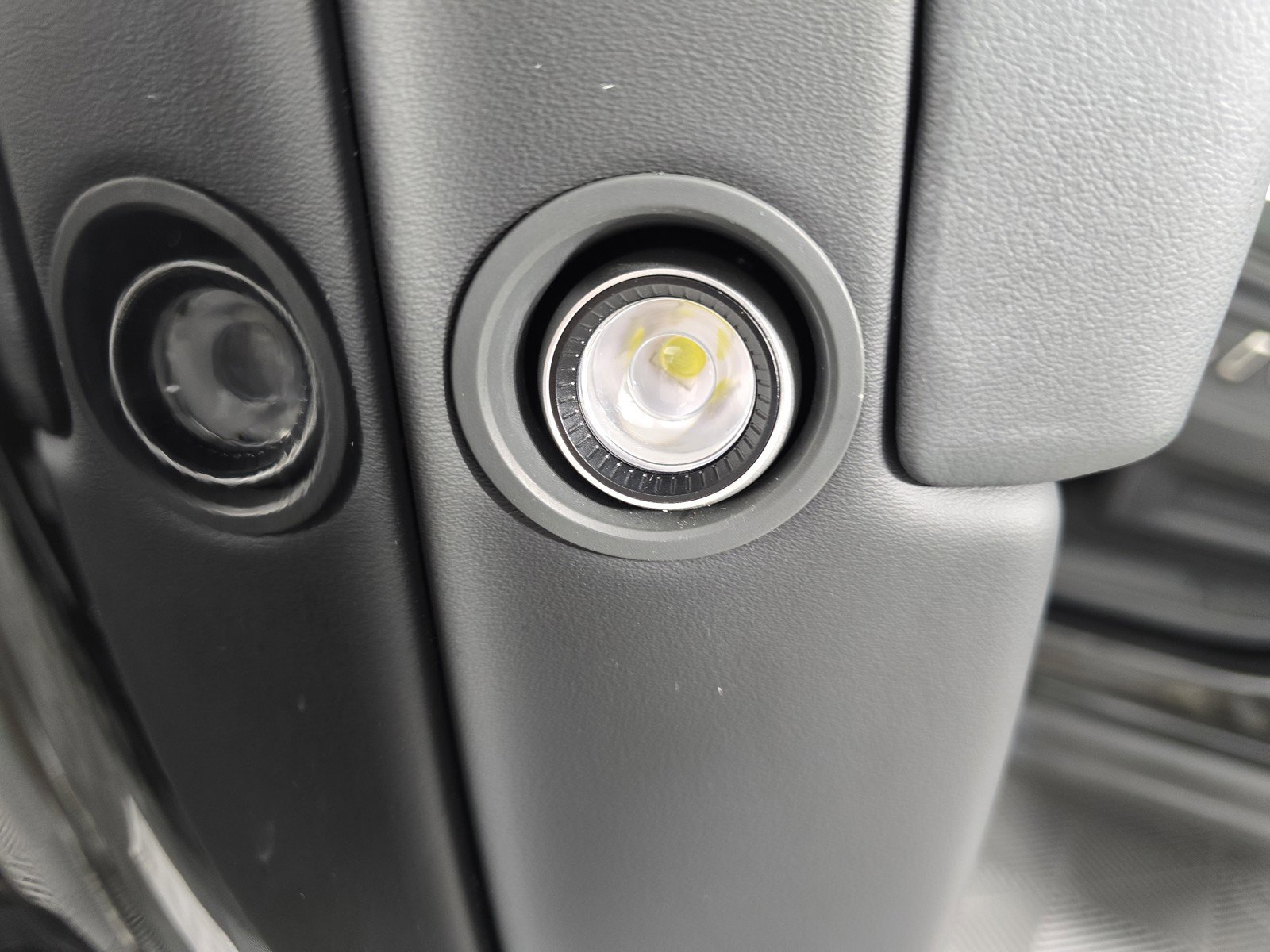 Used 2024 Rivian R1S Adventure AWD/4WD image 32