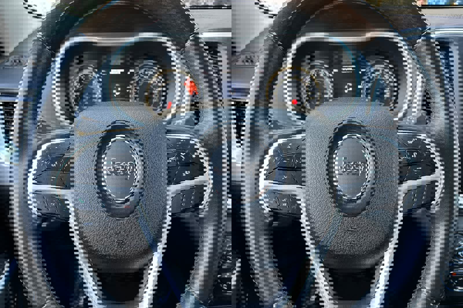 Used 2018 Jeep Cherokee Overland image 26