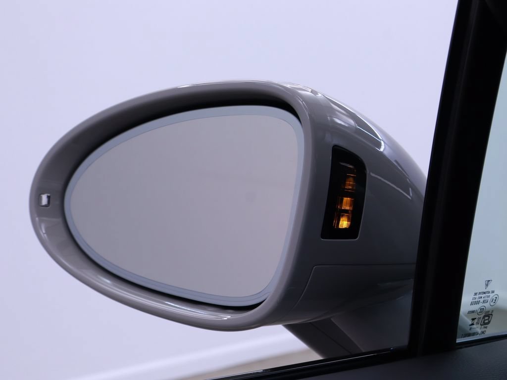 Certified 2025 Porsche Macan AWD/4WD image 42