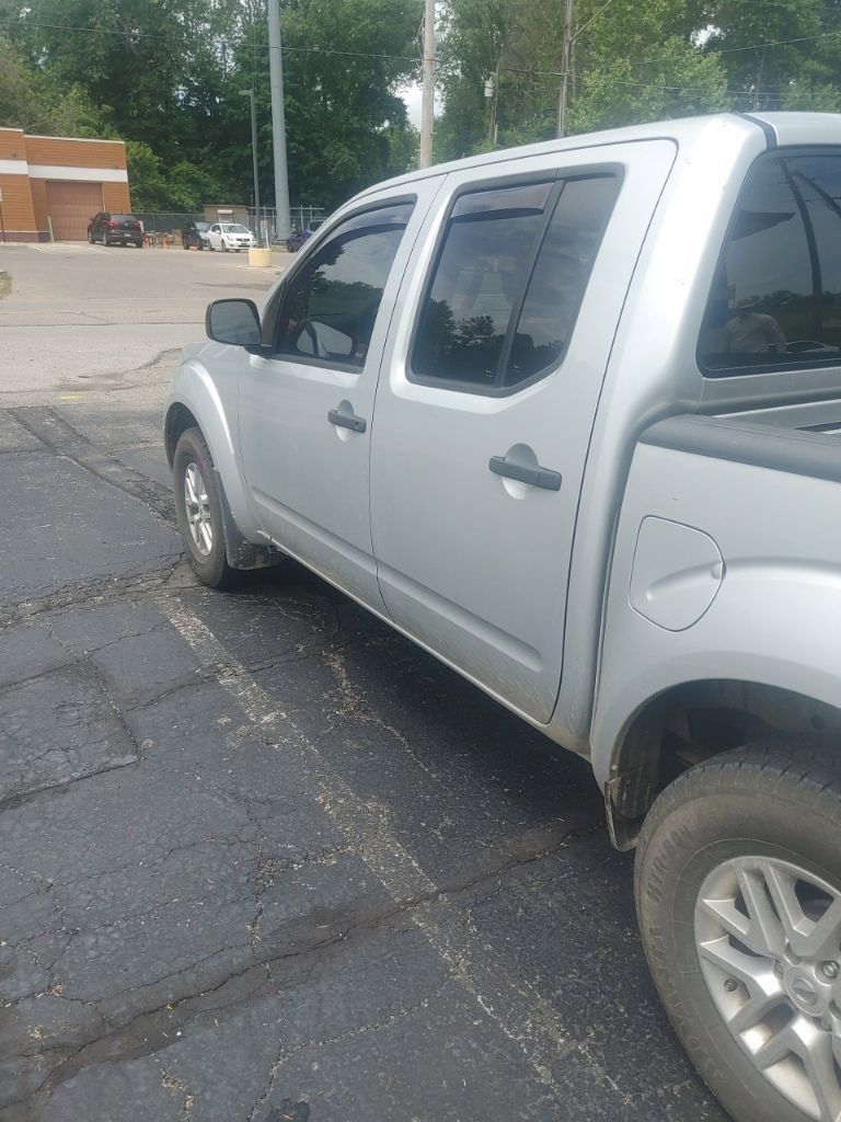 Used 2015 Nissan Frontier SV w/ SV Value Truck Package AWD/4WD image 7