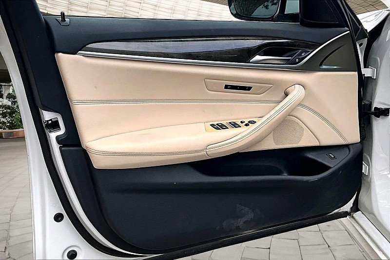 Used 2023 BMW 530i image 14