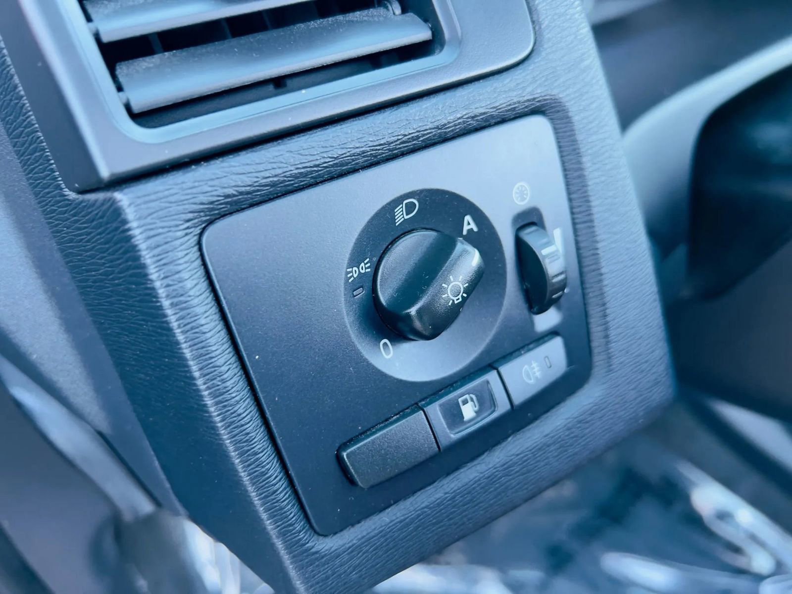 Used 2013 Volvo C70 T5 image 34