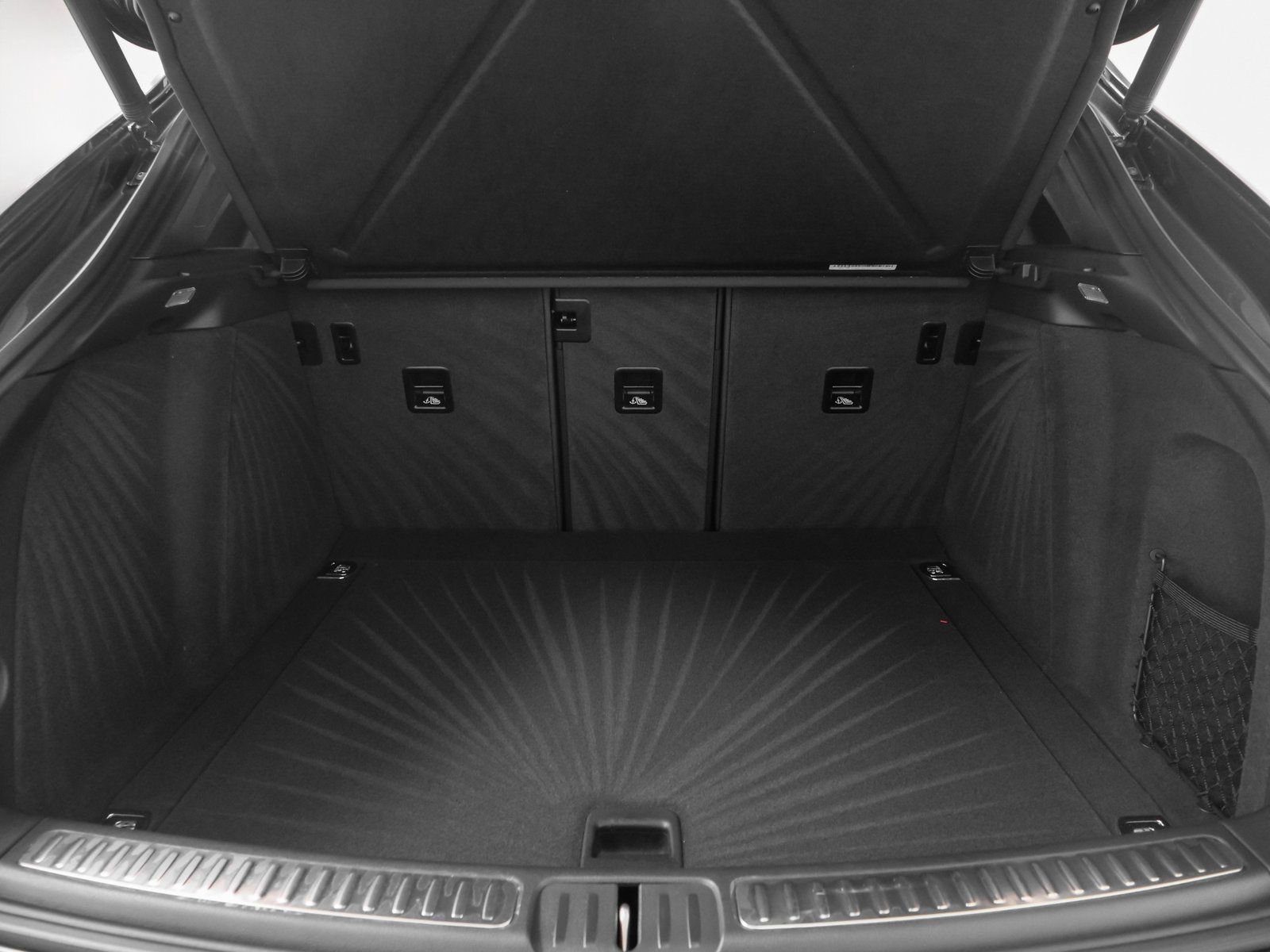 Certified 2025 Porsche Macan AWD/4WD image 14