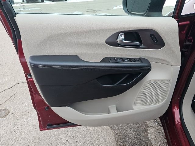 Used 2023 Chrysler Pacifica Touring-L image 12