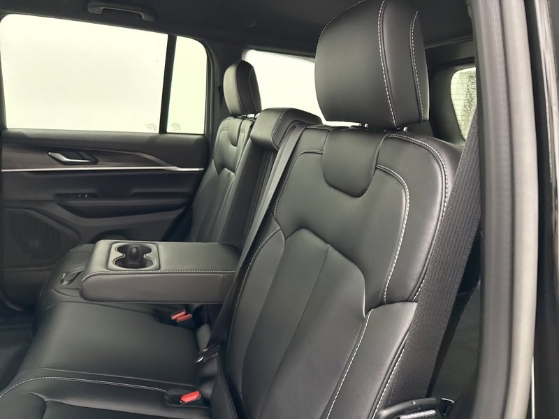 New 2025 Jeep Grand Cherokee Limited w/ Black Appearance Package image 18
