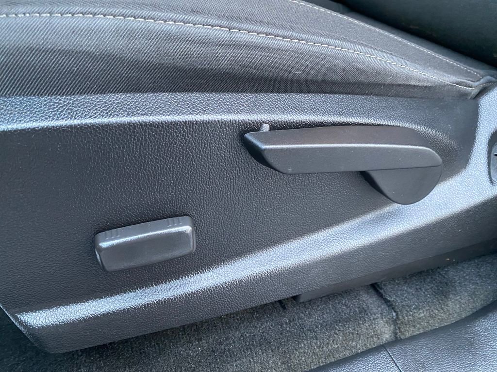 Used 2018 GMC Canyon SLE image 11