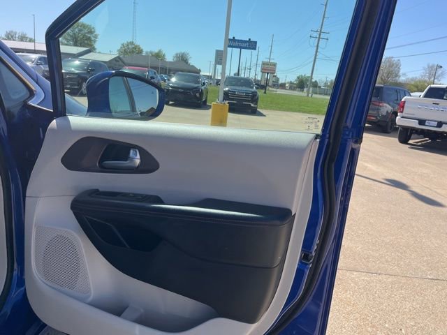 Used 2018 Chrysler Pacifica Touring Plus w/ Tire & Wheel Group image 17