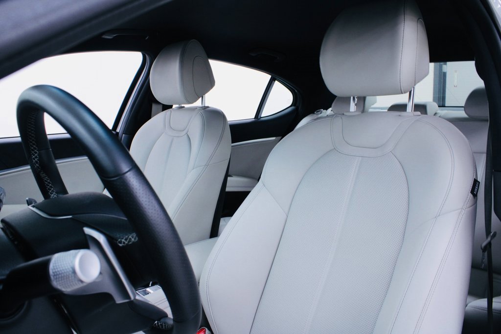 Used 2025 Genesis G70 2.5T image 6