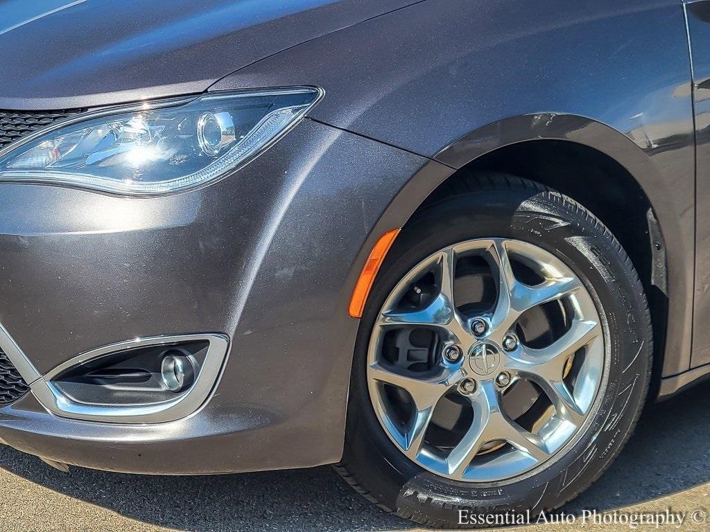 Used 2017 Chrysler Pacifica Limited image 4