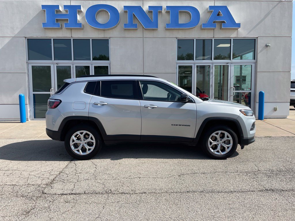 Used 2024 Jeep Compass Latitude AWD/4WD image 4