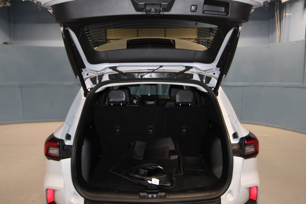Used 2025 Ford Escape SE w/ Class II Trailer Tow Package FWD image 40