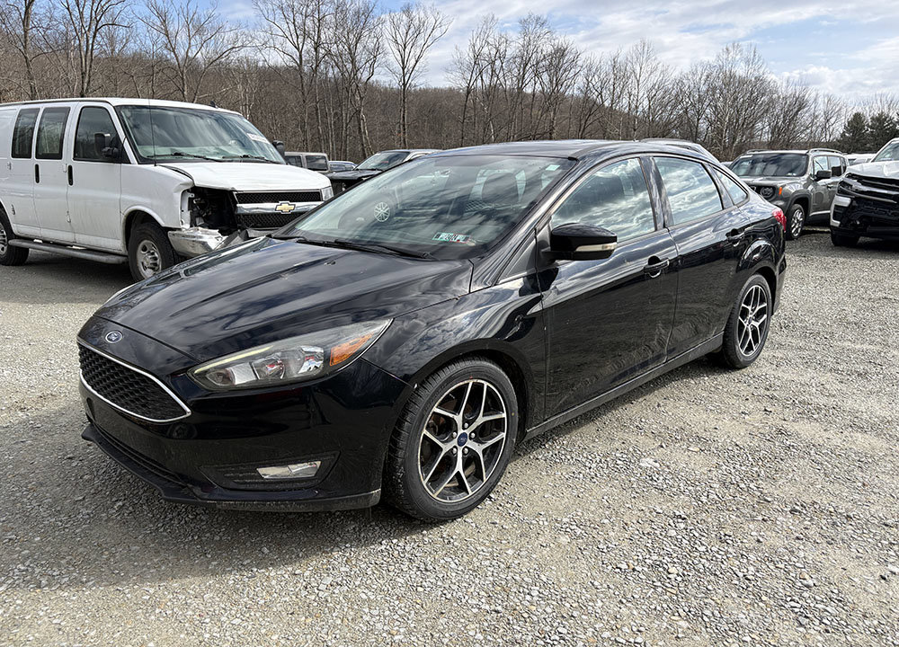 Used 2017 Ford Focus SEL w/ Cold Weather Package FWD image 3