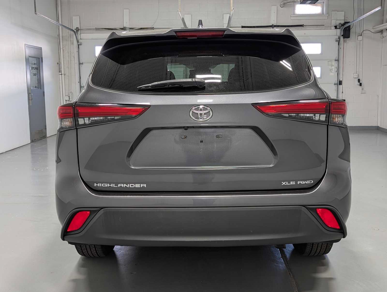 Used 2021 Toyota Highlander XLE AWD/4WD image 9