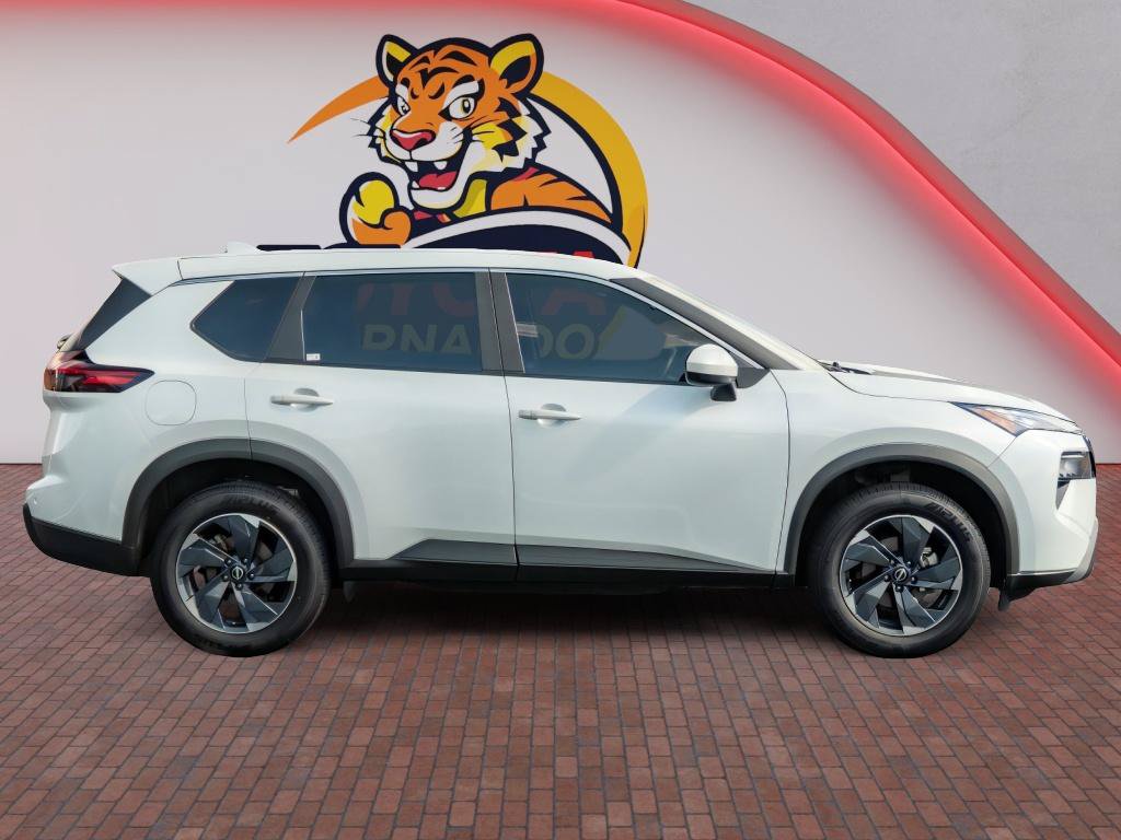 Used 2024 Nissan Rogue SV FWD image 4