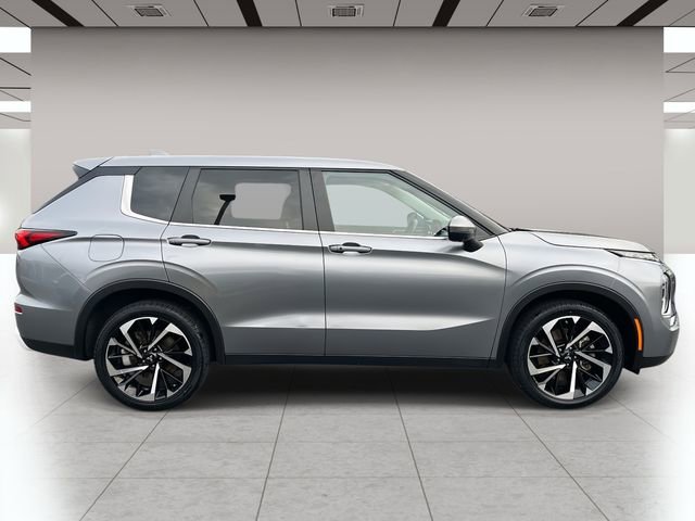 Used 2024 Mitsubishi Outlander SE image 2