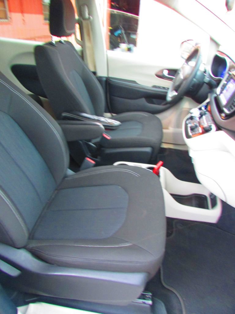Used 2022 Chrysler Voyager LX image 15