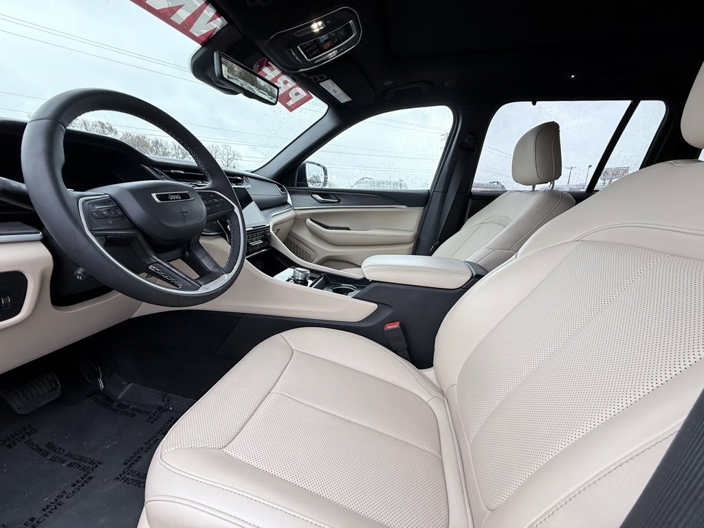 Used 2024 Jeep Grand Cherokee Limited w/ Luxury Tech Group II image 9