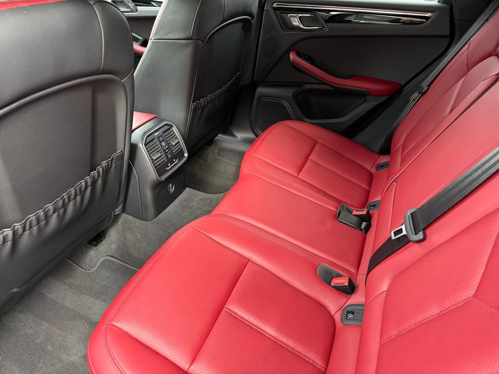 Used 2025 Porsche Macan image 31