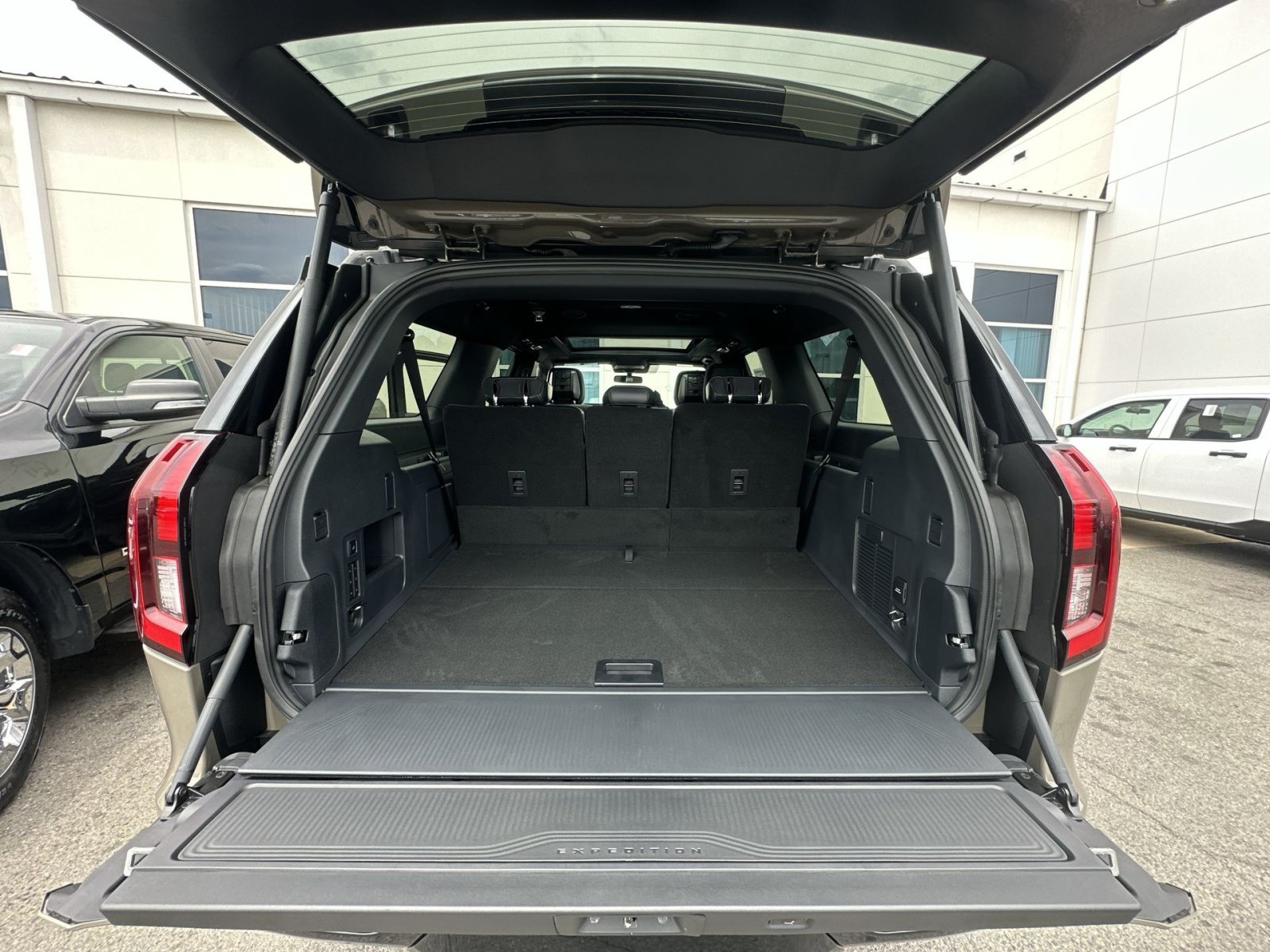 New 2027 Ford Expedition Max Platinum w/ Stealth Appearance Package AWD/4WD image 35