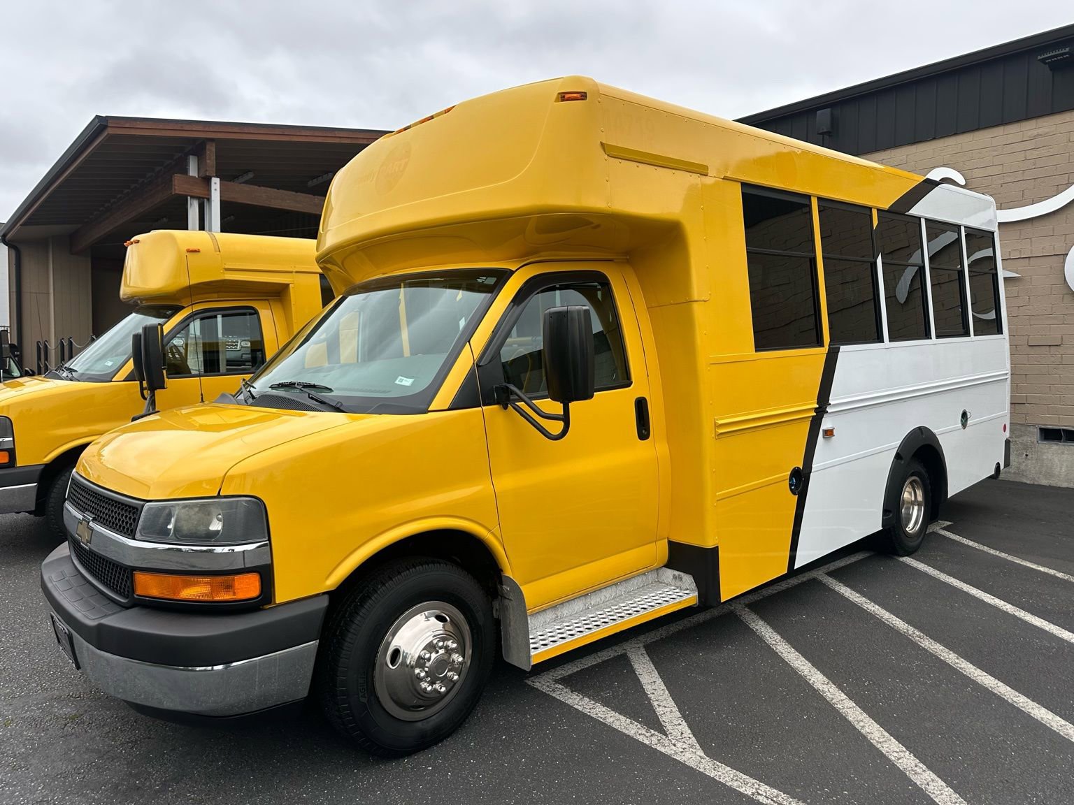 Used 2014 Chevrolet Express 4500 RWD image 4