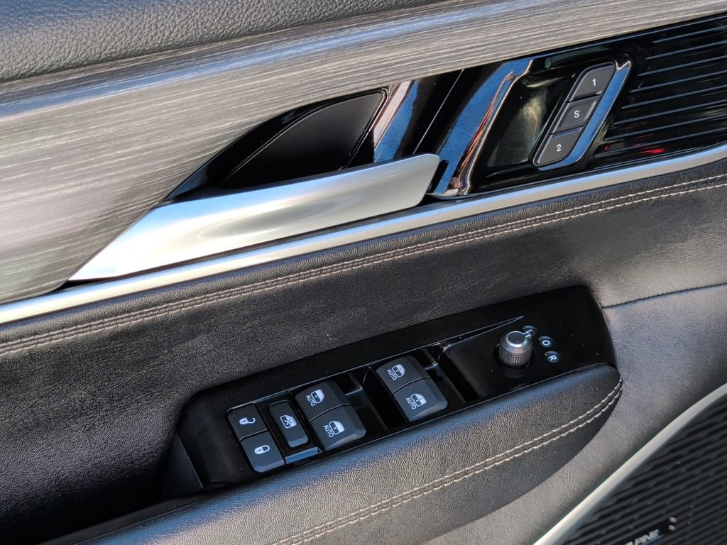 Used 2024 Jeep Wagoneer L Series III w/ Flexible Seating Group AWD/4WD image 15