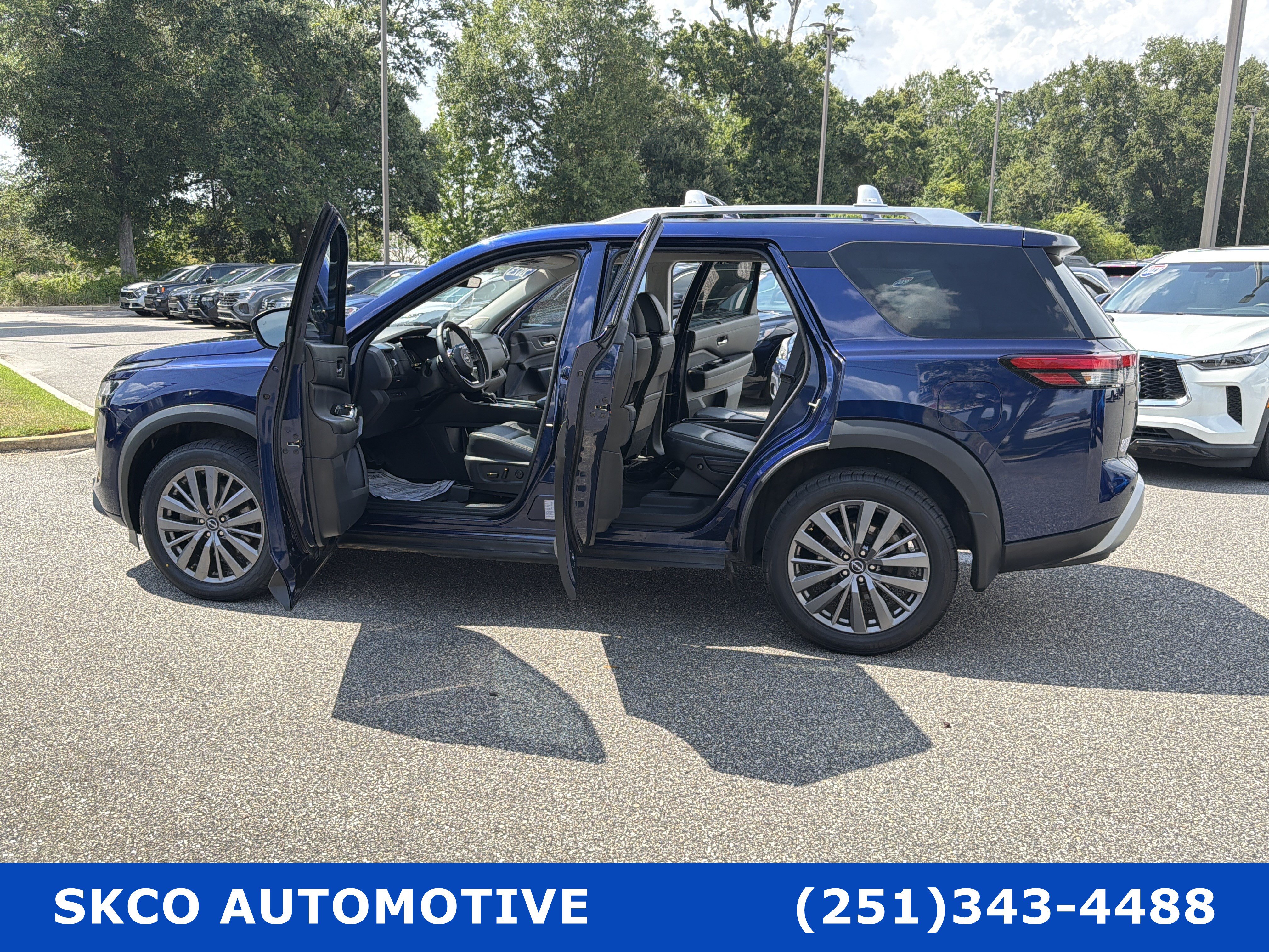 Used 2023 Nissan Pathfinder SL w/ SL Premium Package FWD image 4