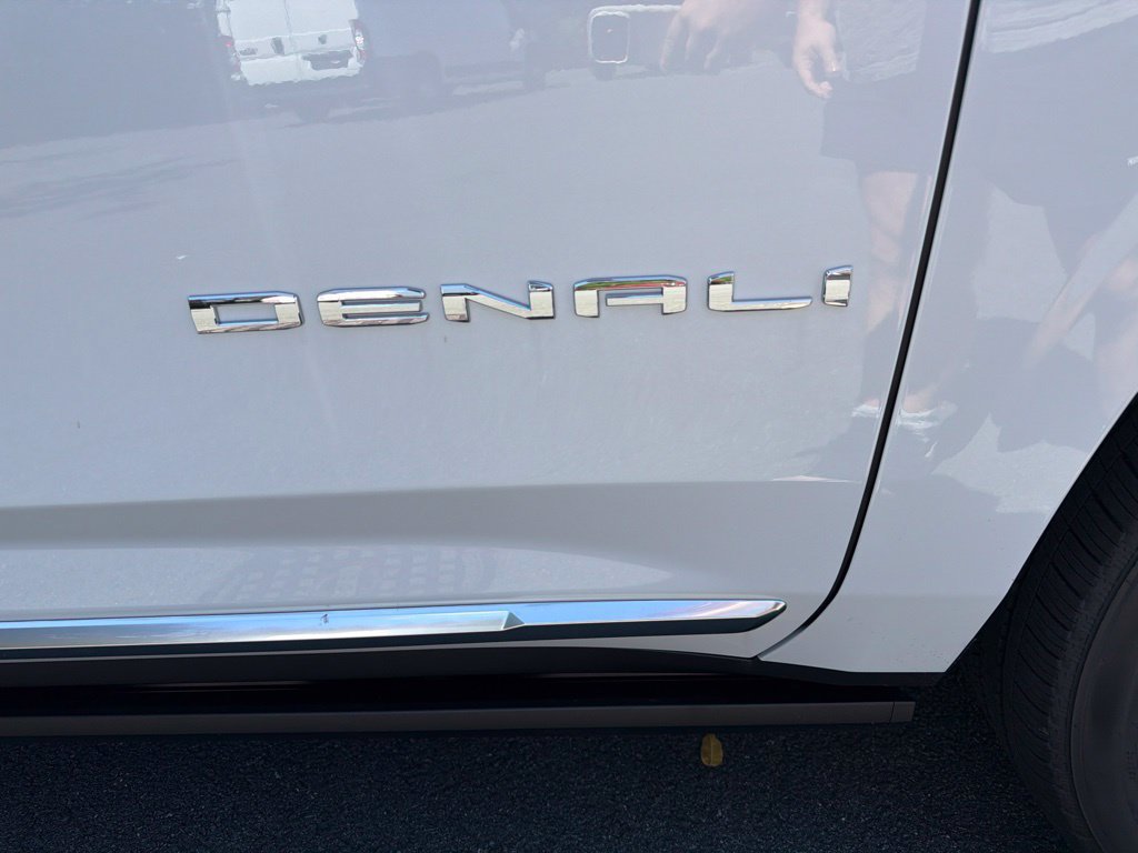 New 2026 GMC Yukon Denali w/ Denali Reserve Package AWD/4WD image 9