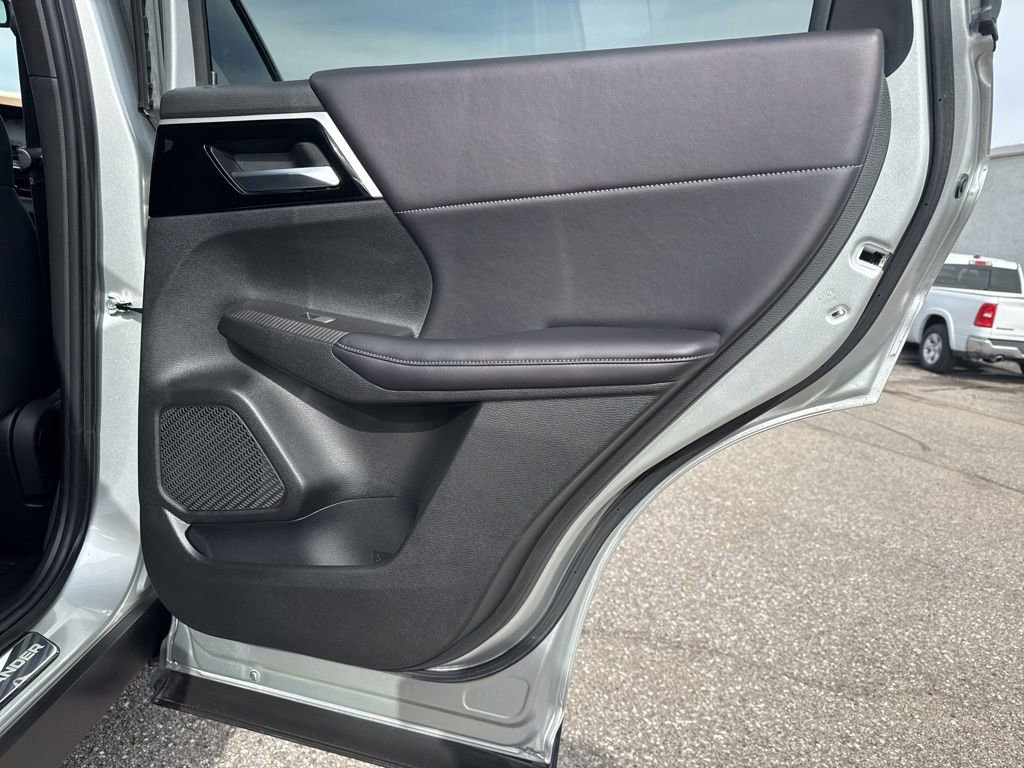 Used 2024 Mitsubishi Outlander SE image 32