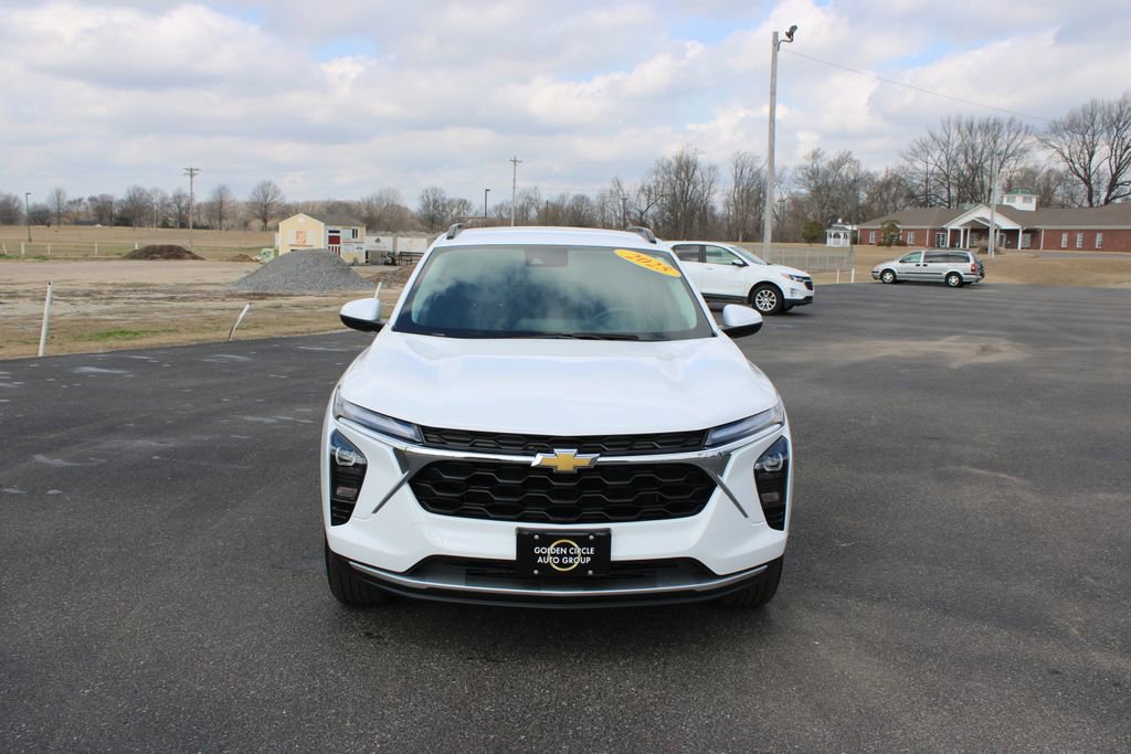 Used 2025 Chevrolet Trax LT image 3