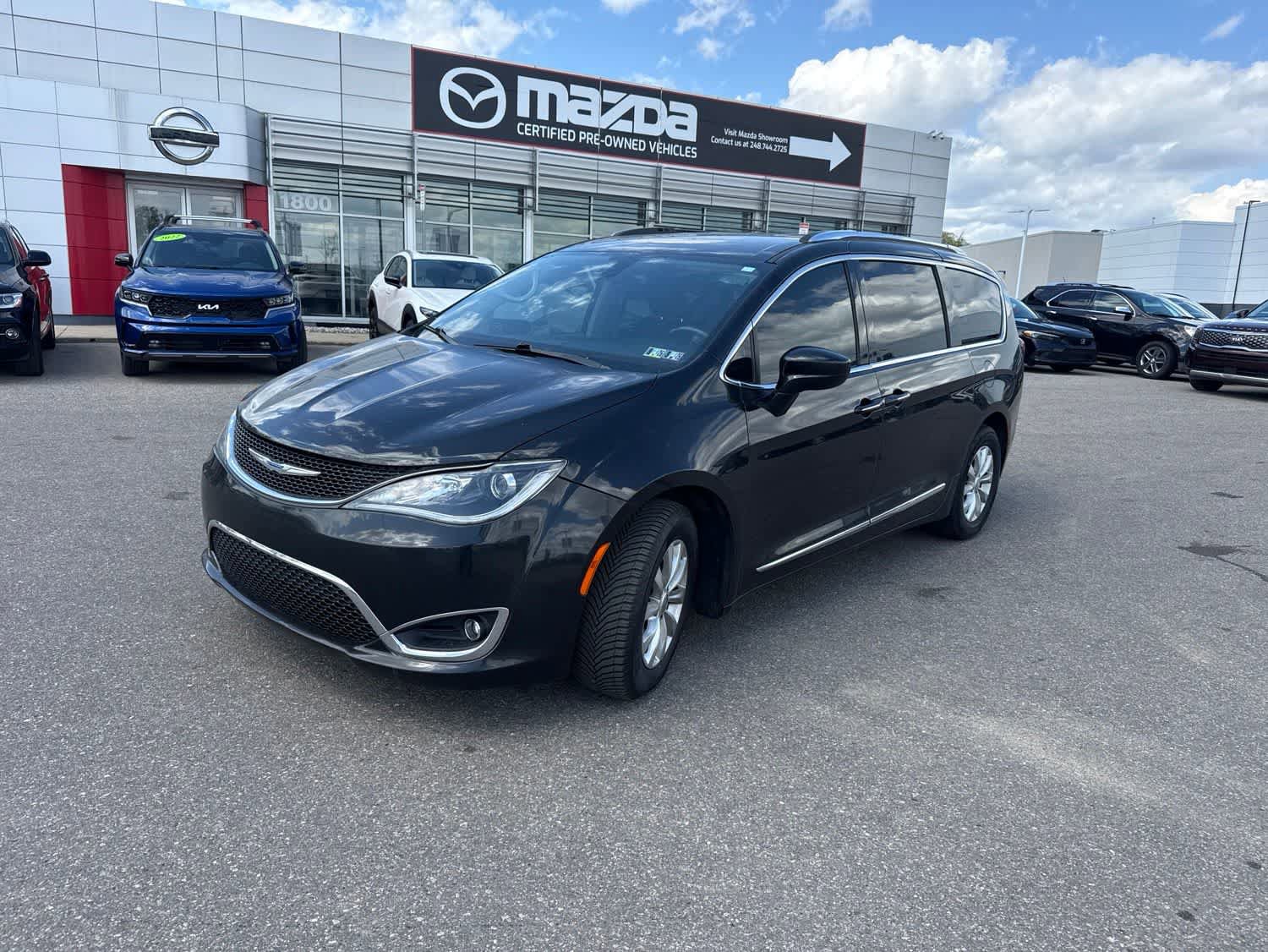 Used 2018 Chrysler Pacifica Touring-L FWD image 1