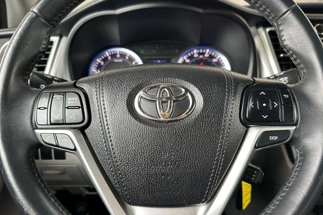 Used 2016 Toyota Highlander Plus w/ Preferred Accessory Package FWD image 30