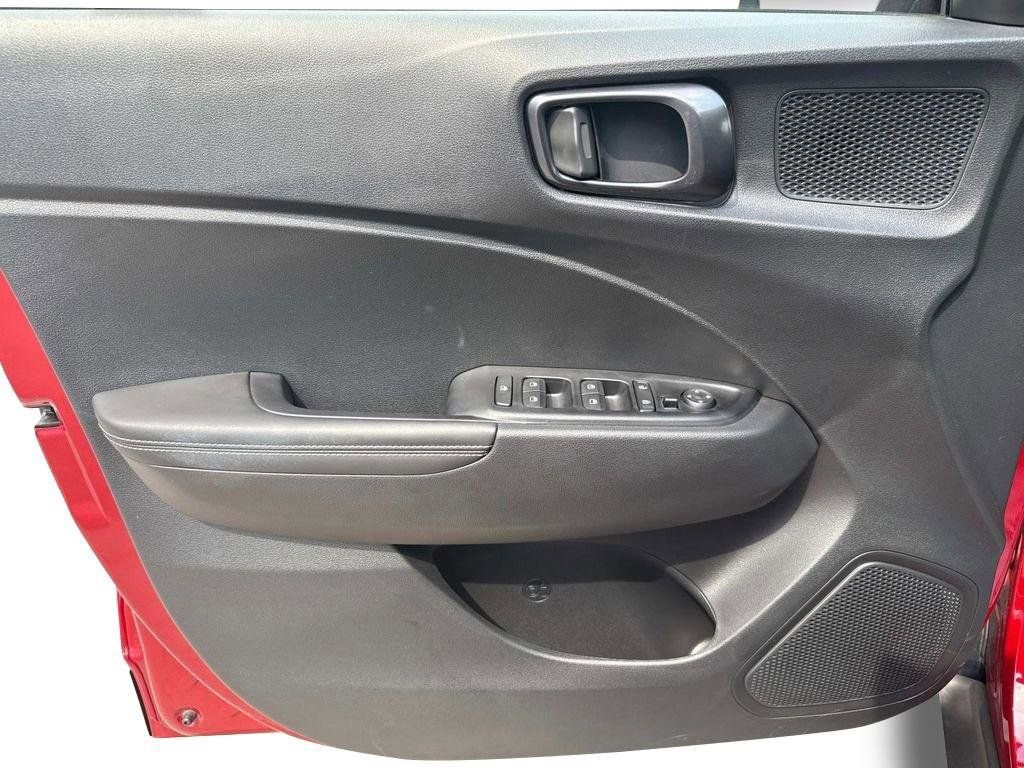 Used 2024 Hyundai Venue Limited image 7