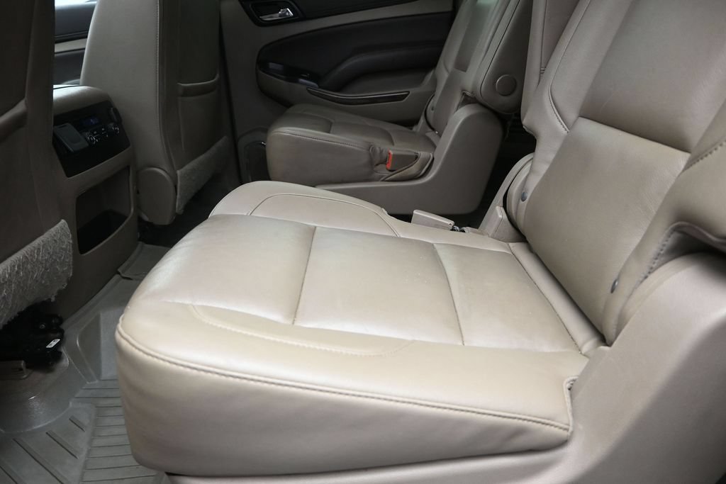 Used 2020 Chevrolet Suburban LT w/ Luxury Package RWD image 16