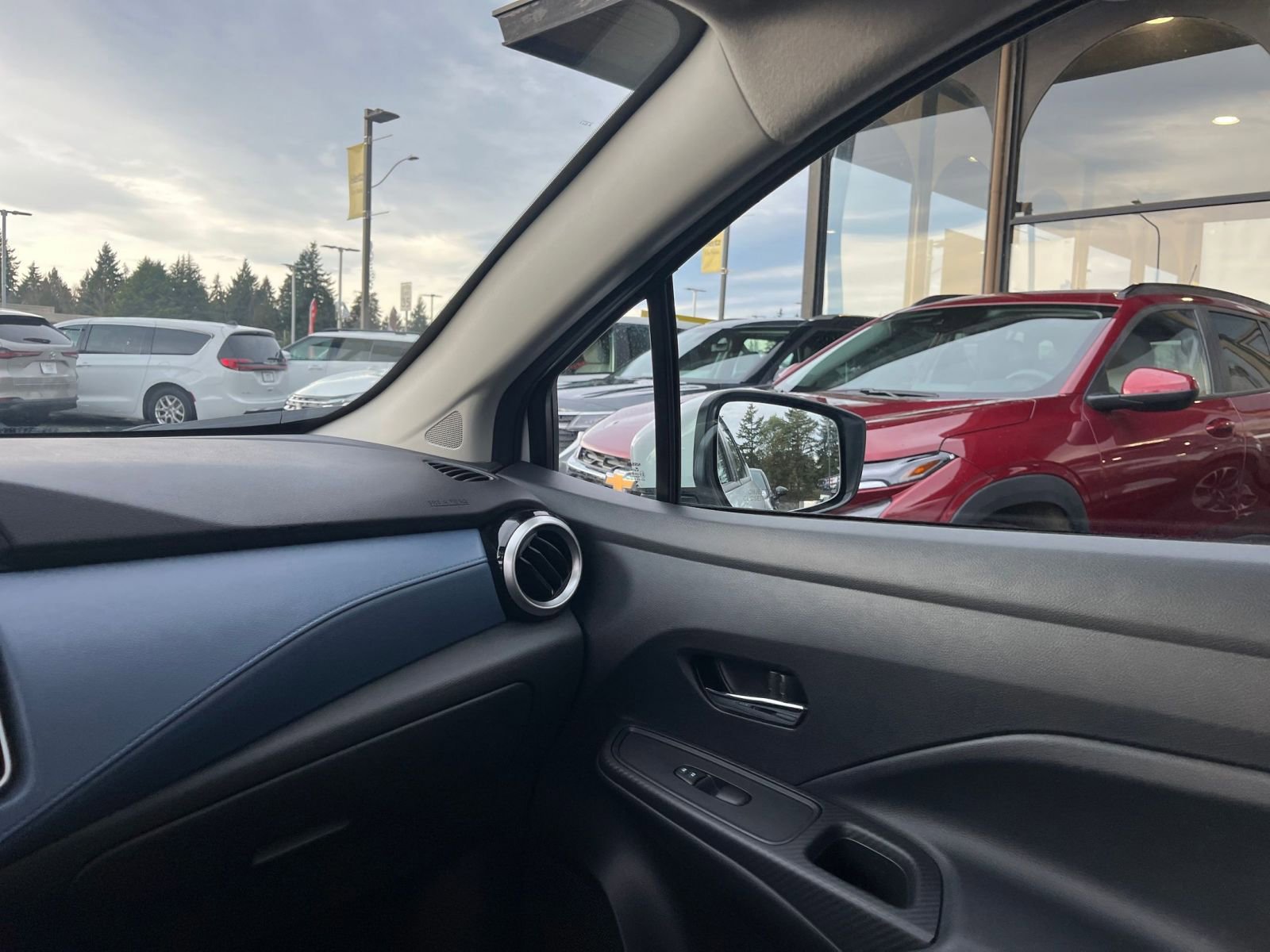 Used 2025 Nissan Versa SV image 35