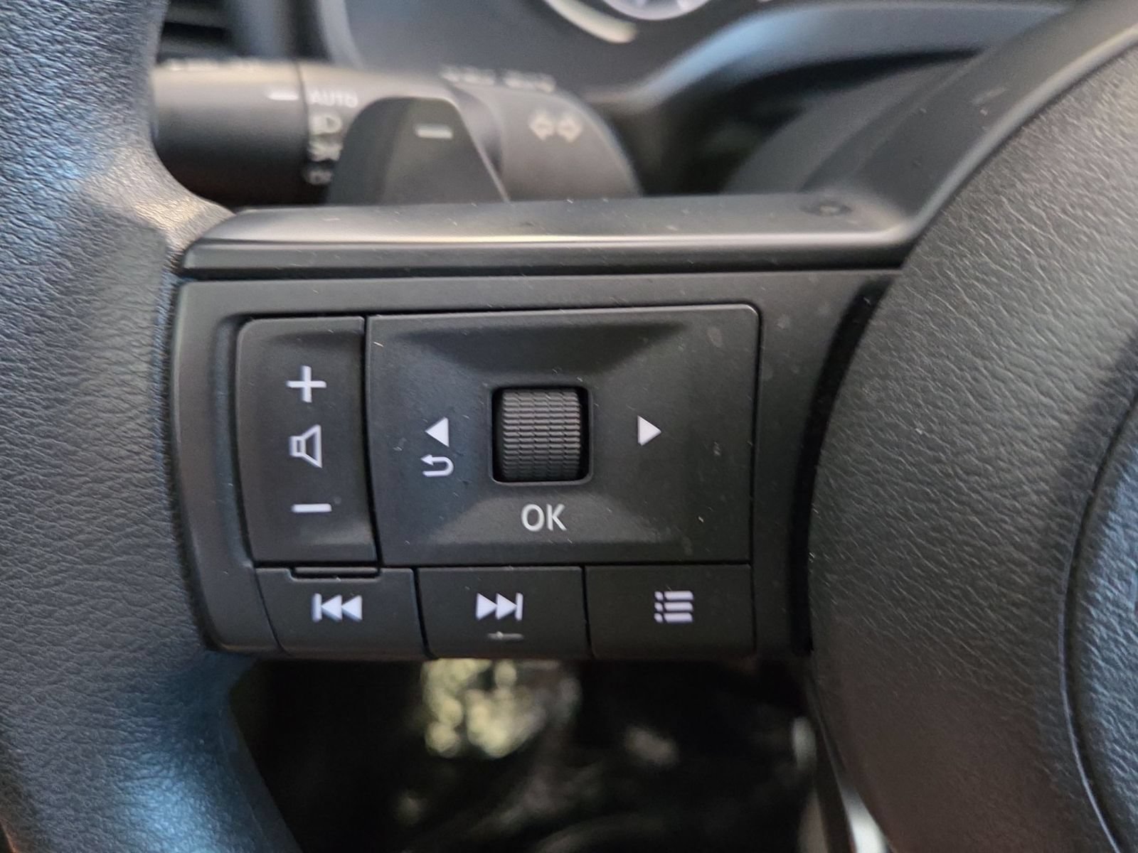 Used 2023 Nissan Rogue S FWD image 13