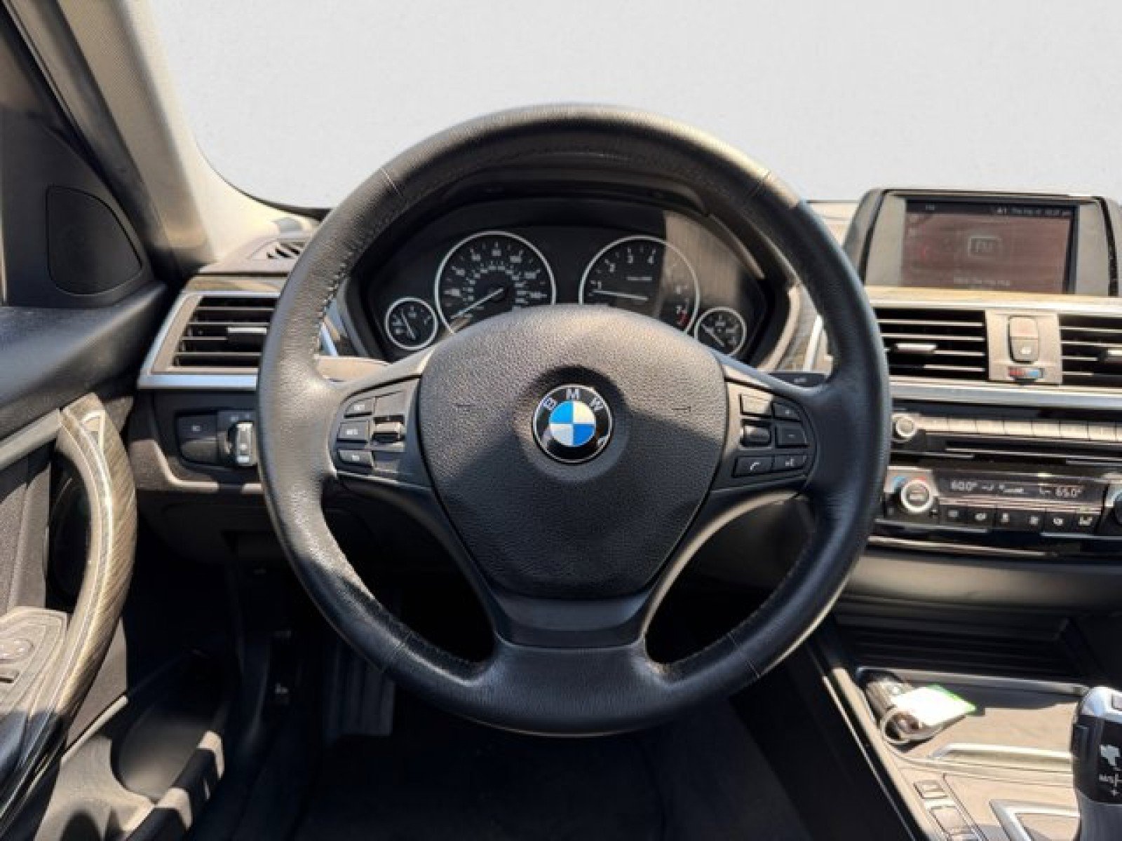 Used 2018 BMW 320i xDrive Sedan AWD/4WD image 15